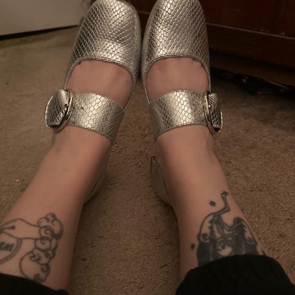 🖤 Frances Valentine Caty Maryjanes in Silver Snake size 8B 🖤 - Picture 5 of 13